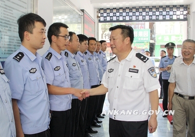 酷暑下的警民魚(yú)水情——陳明、楊尚偉慰問(wèn)一線(xiàn)執(zhí)勤民警并指導(dǎo)后勤保障工作
